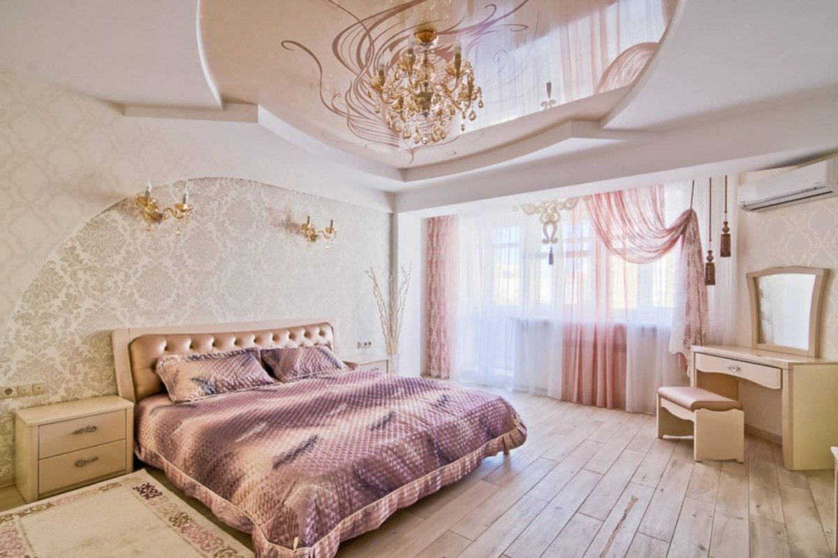 Натяжной потолок в спальне