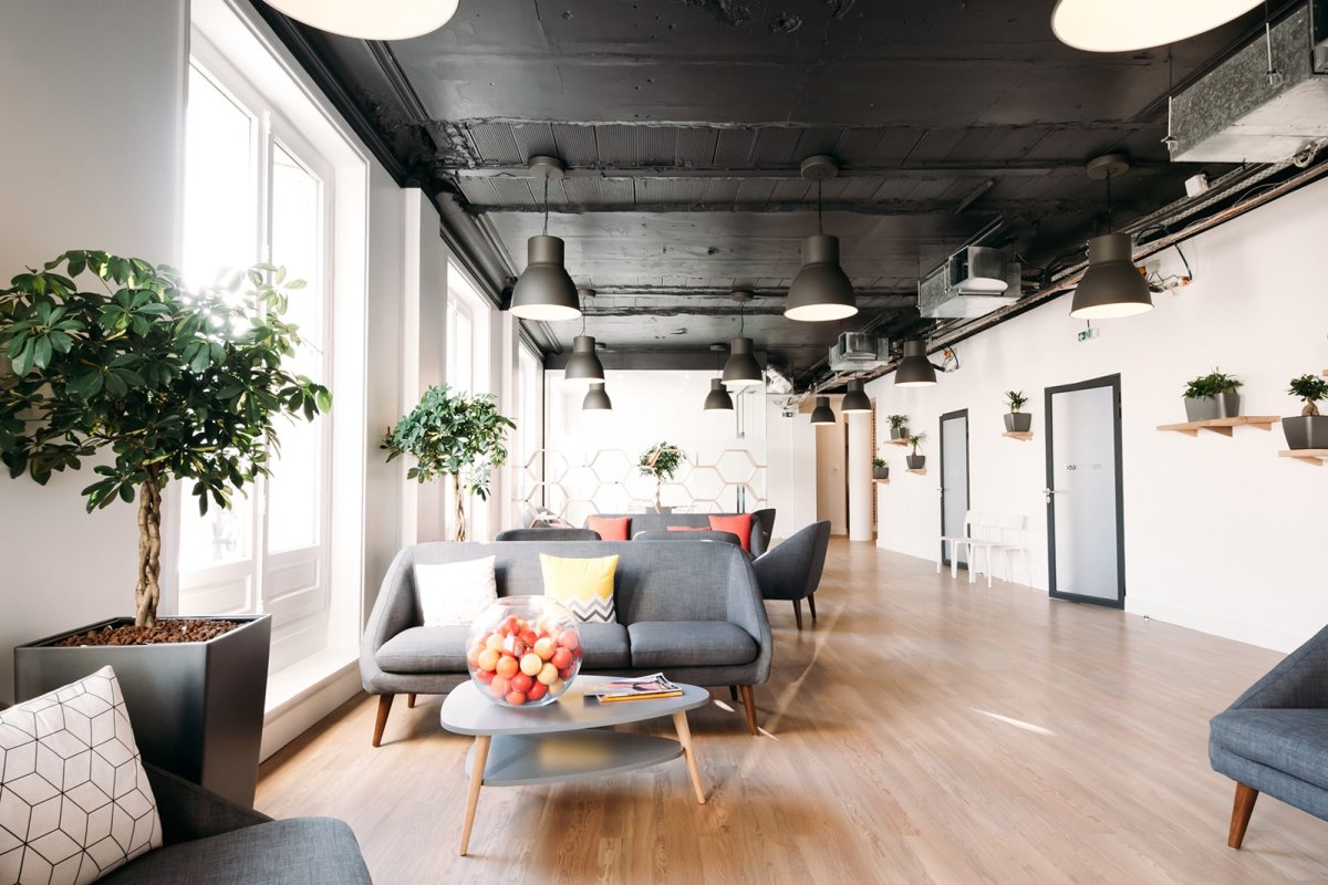 Черный бетонный потолок