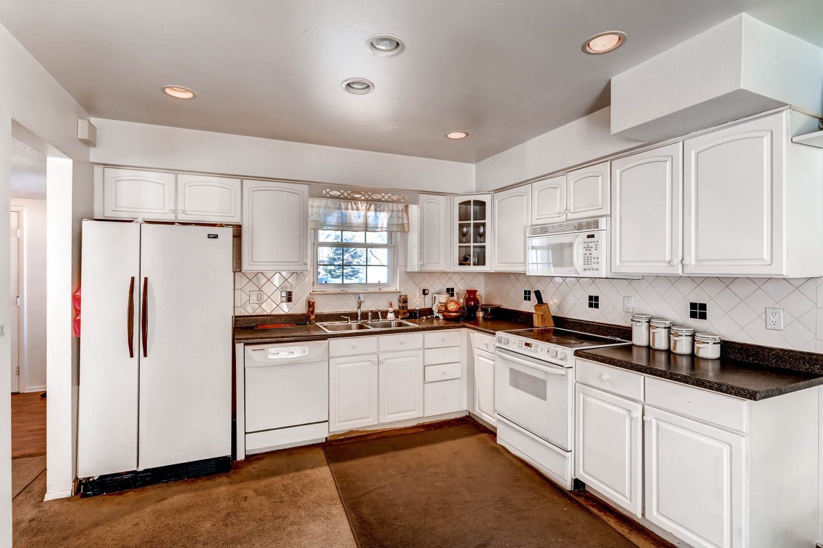 Бежевая кухня с черной столешницей