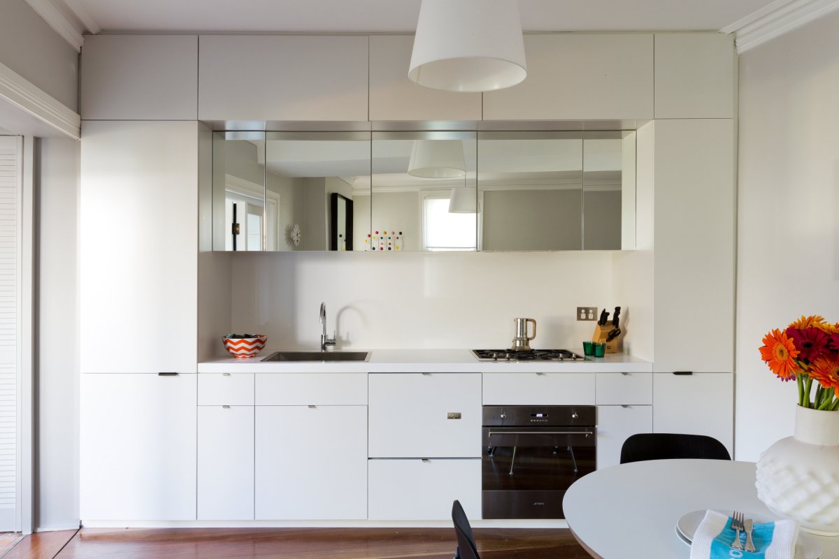 Кухня в серо-белых тонах