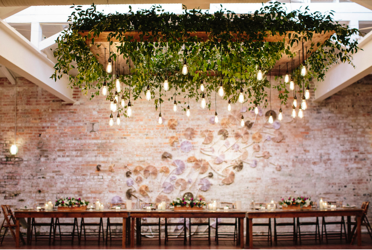 Декор свисающий с потолка