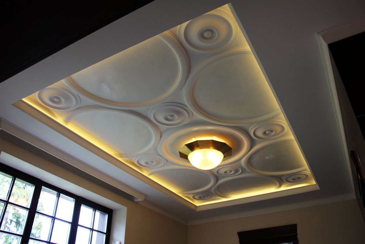 Потолок Холл