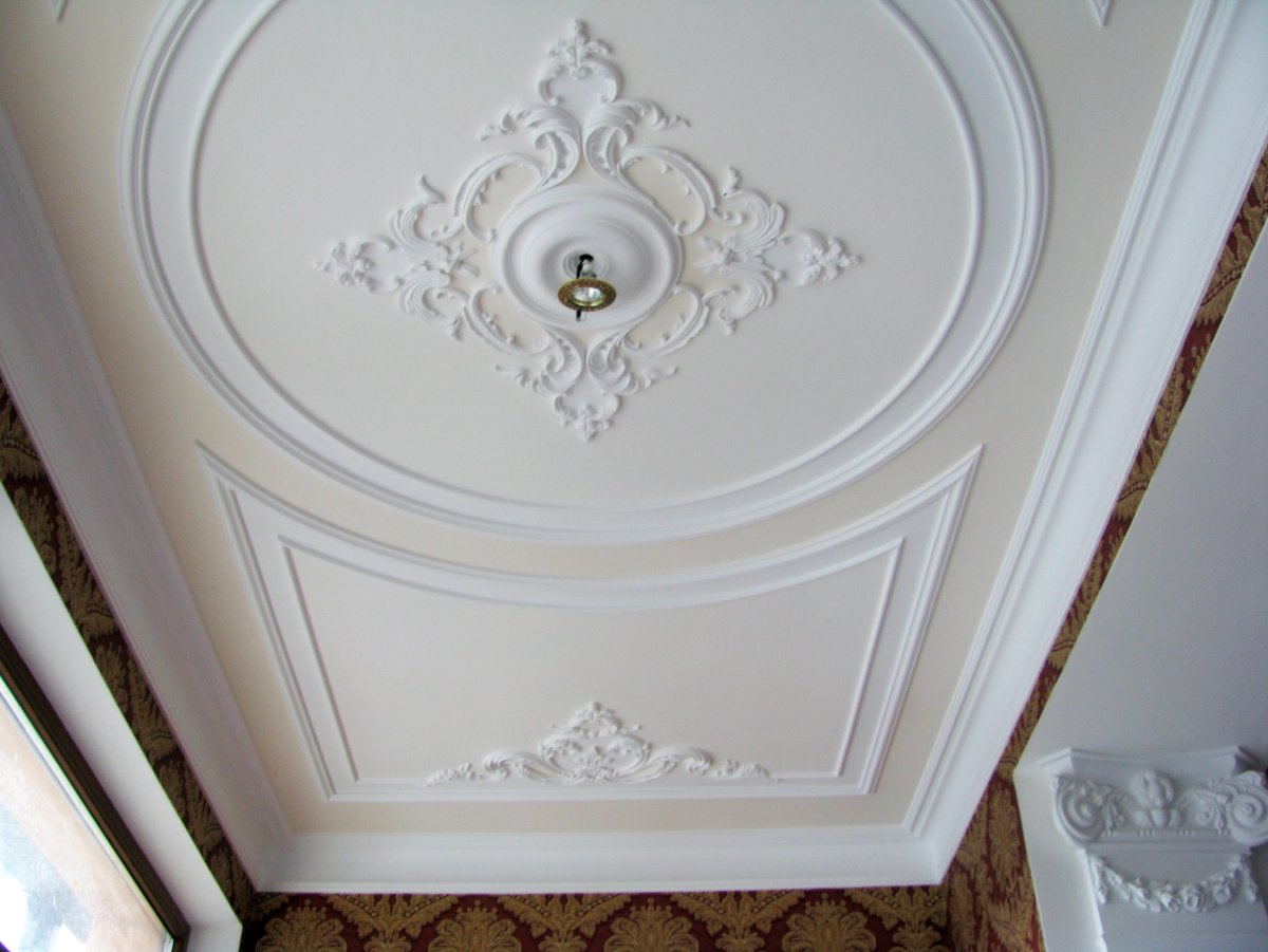 Лепнина на потолке