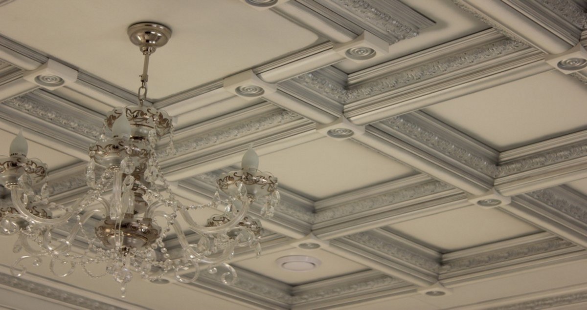 Потолки с лепниной декор