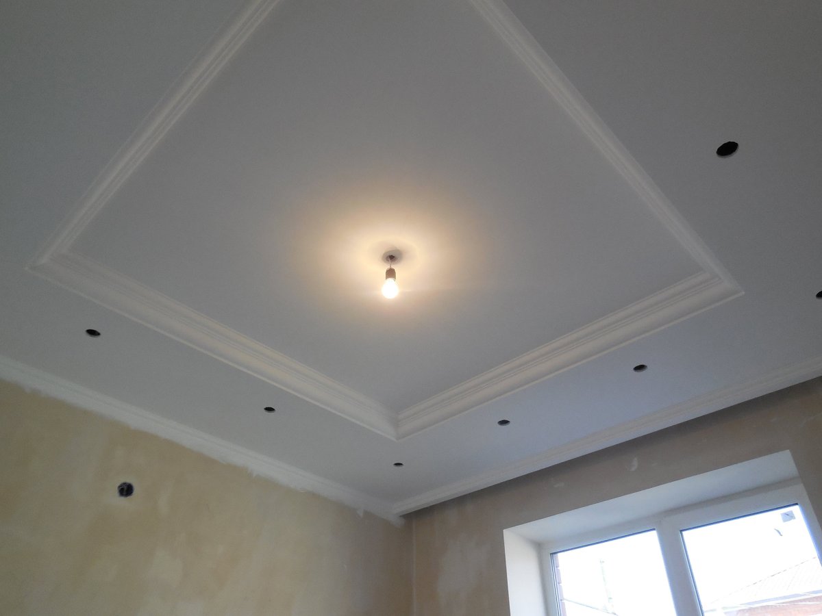 Потолок из гипсокартона простой
