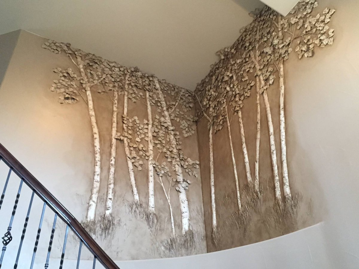 Украшена стена гипсом