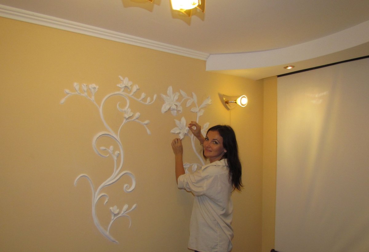 Украшена стена гипсом