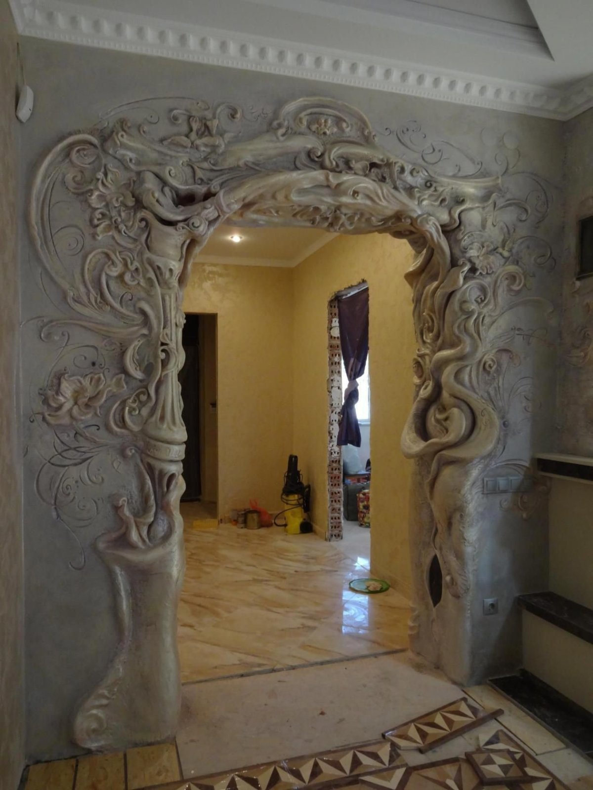 Гипсовая лепнина на стену