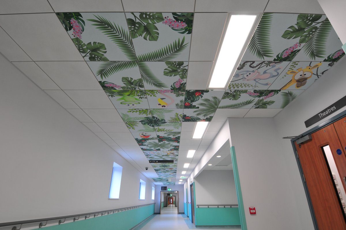 Потолок Армстронг украсить