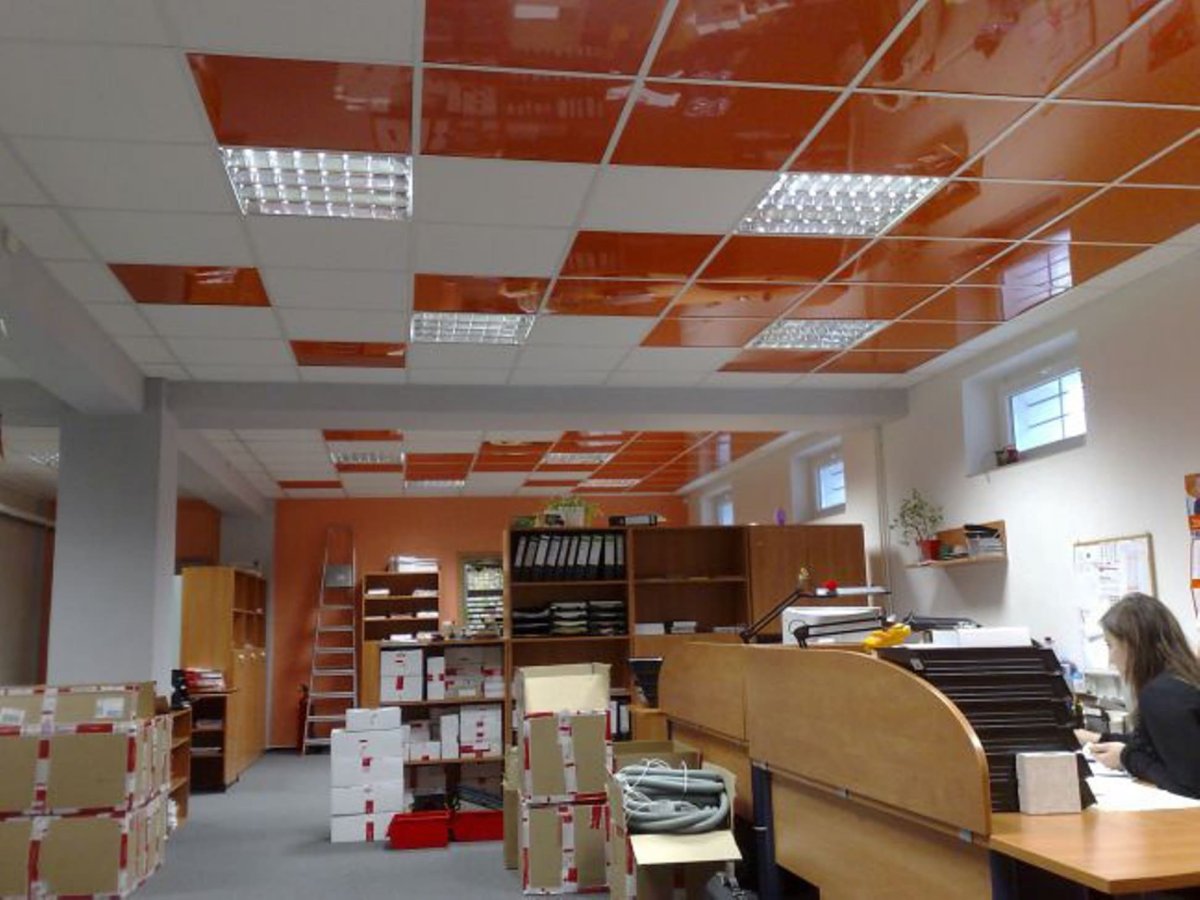 Цветной потолок в офисе