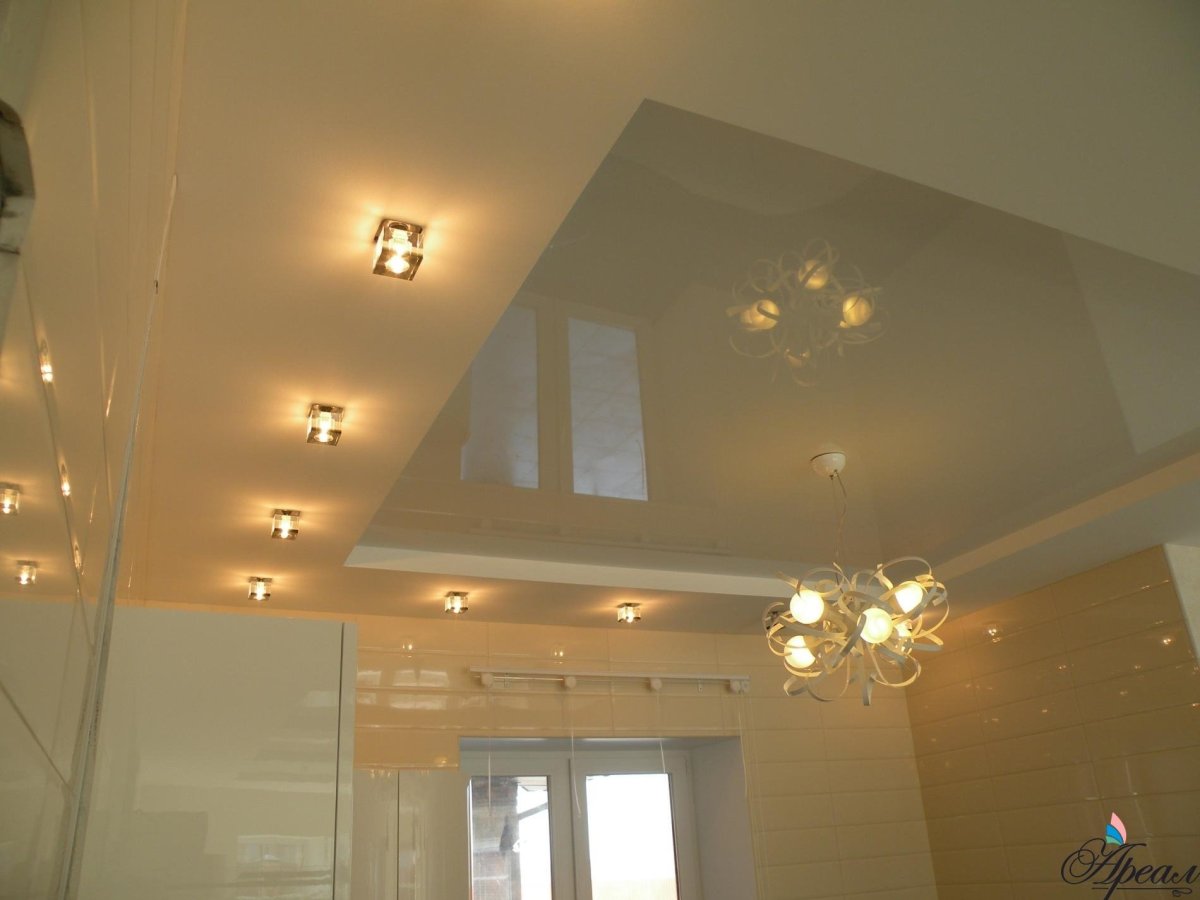 Глянцевый потолок с точечными светильниками
