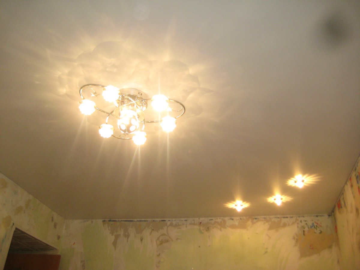 Потолок с люстрой и точечными светильниками