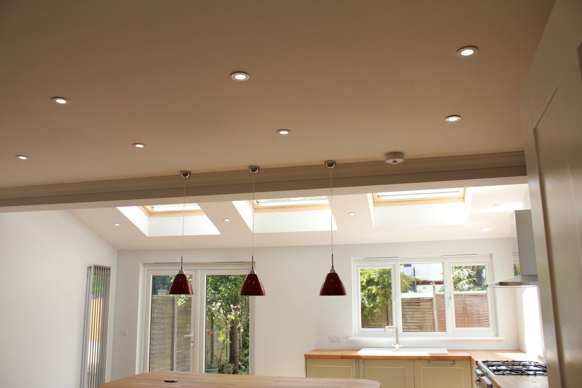 Гипсокартонный потолок с точесчными светильникам