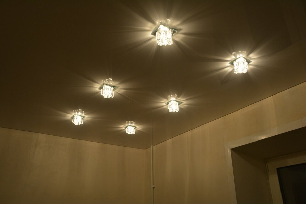 6 Лампочек на натяжном потолке