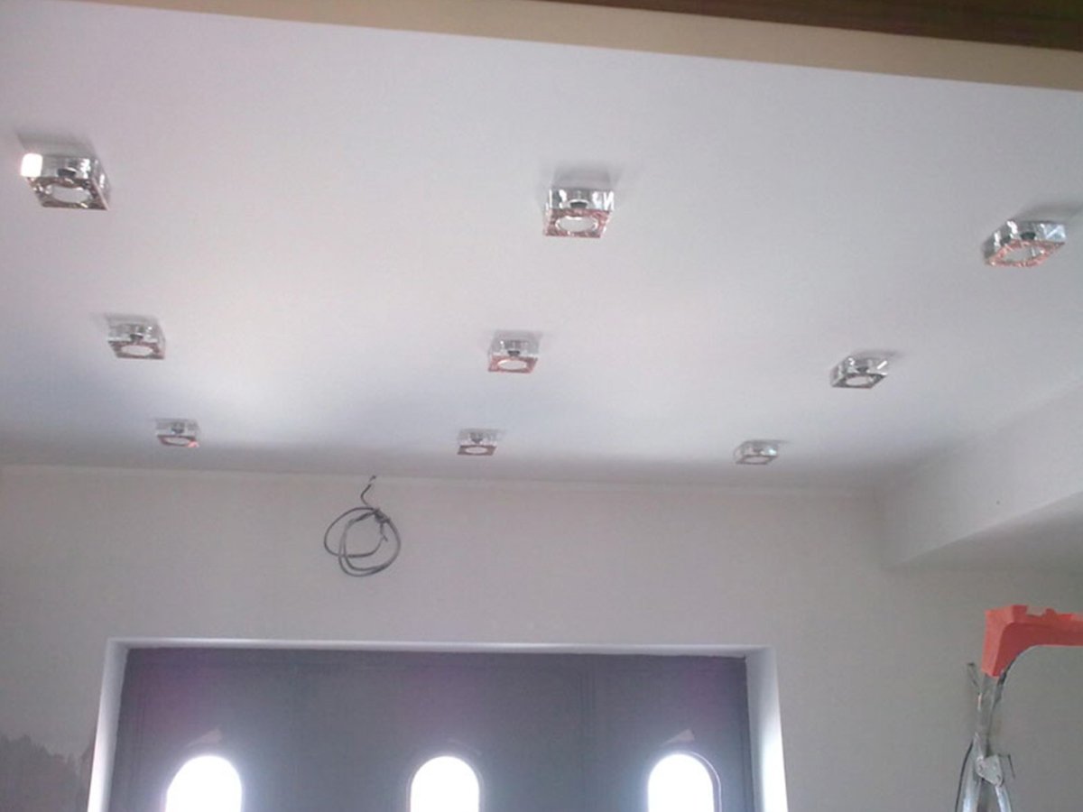 Расположение ламп на подвесном потолке