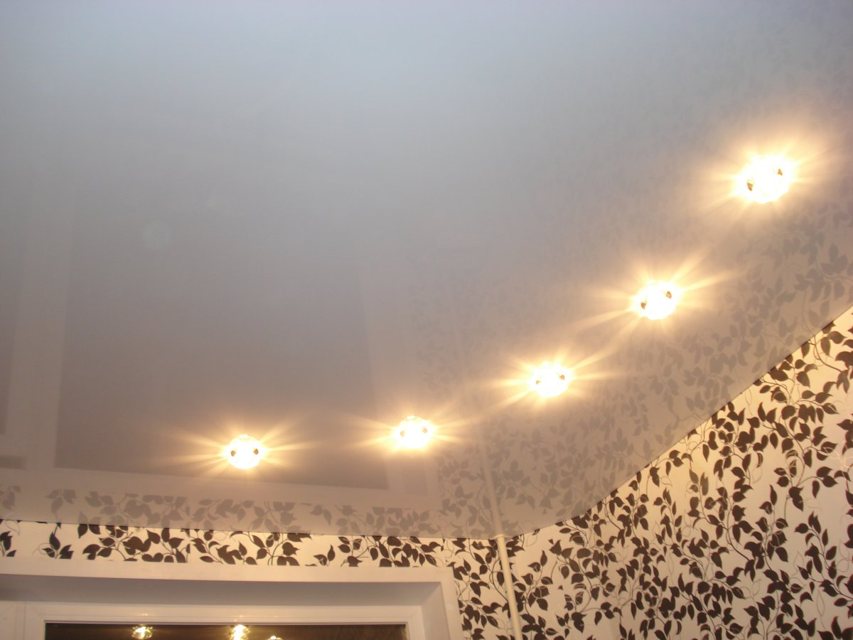 Точечные светильники на потолке