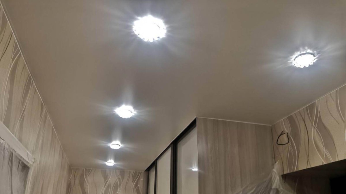 Расположение светильников на натяжном потолке