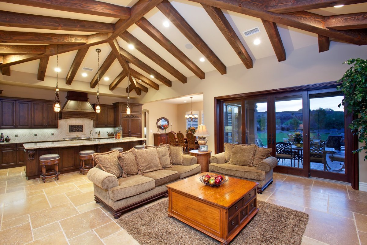 Потолок в деревянном доме с балками