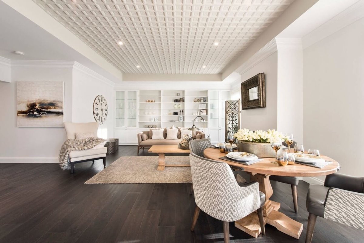 Ламинат на потолке в гостиной