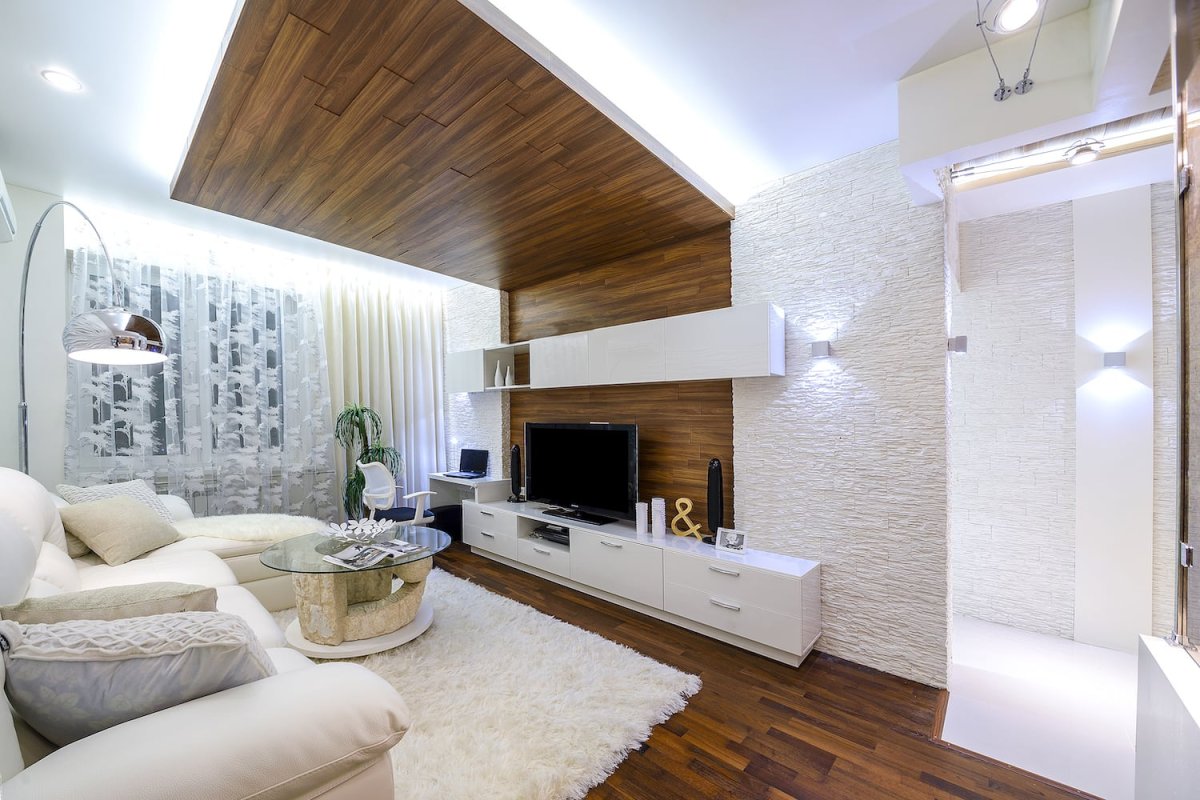 Ламинат на стену и потолок в гостиной