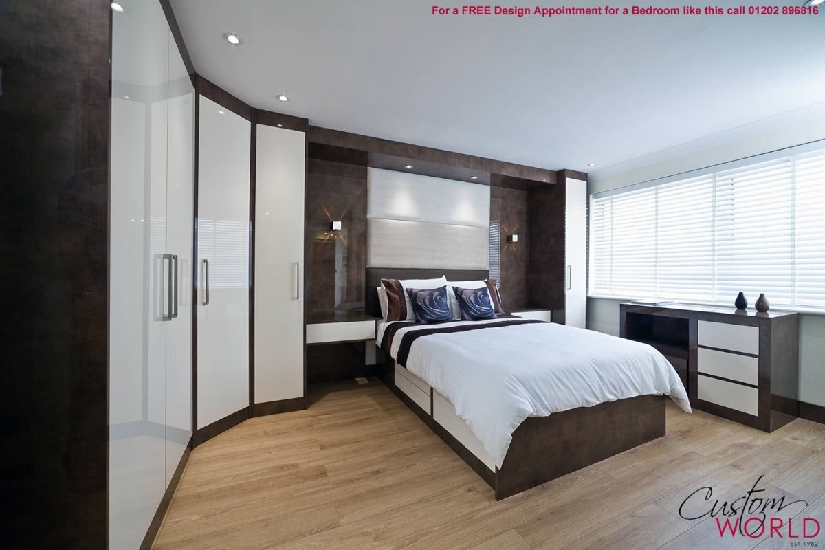 Спальный гарнитур со встроенной кроватью