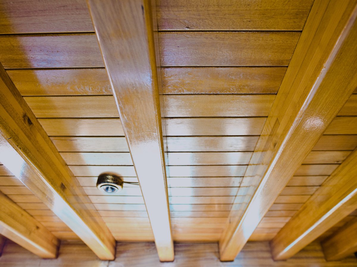 Потолок из вагонки с подсветкой