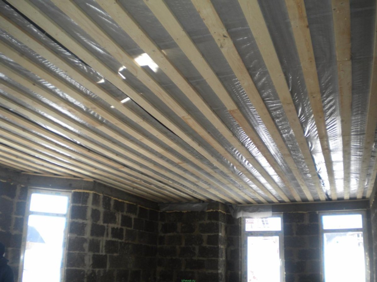 Подшивка чернового потолка