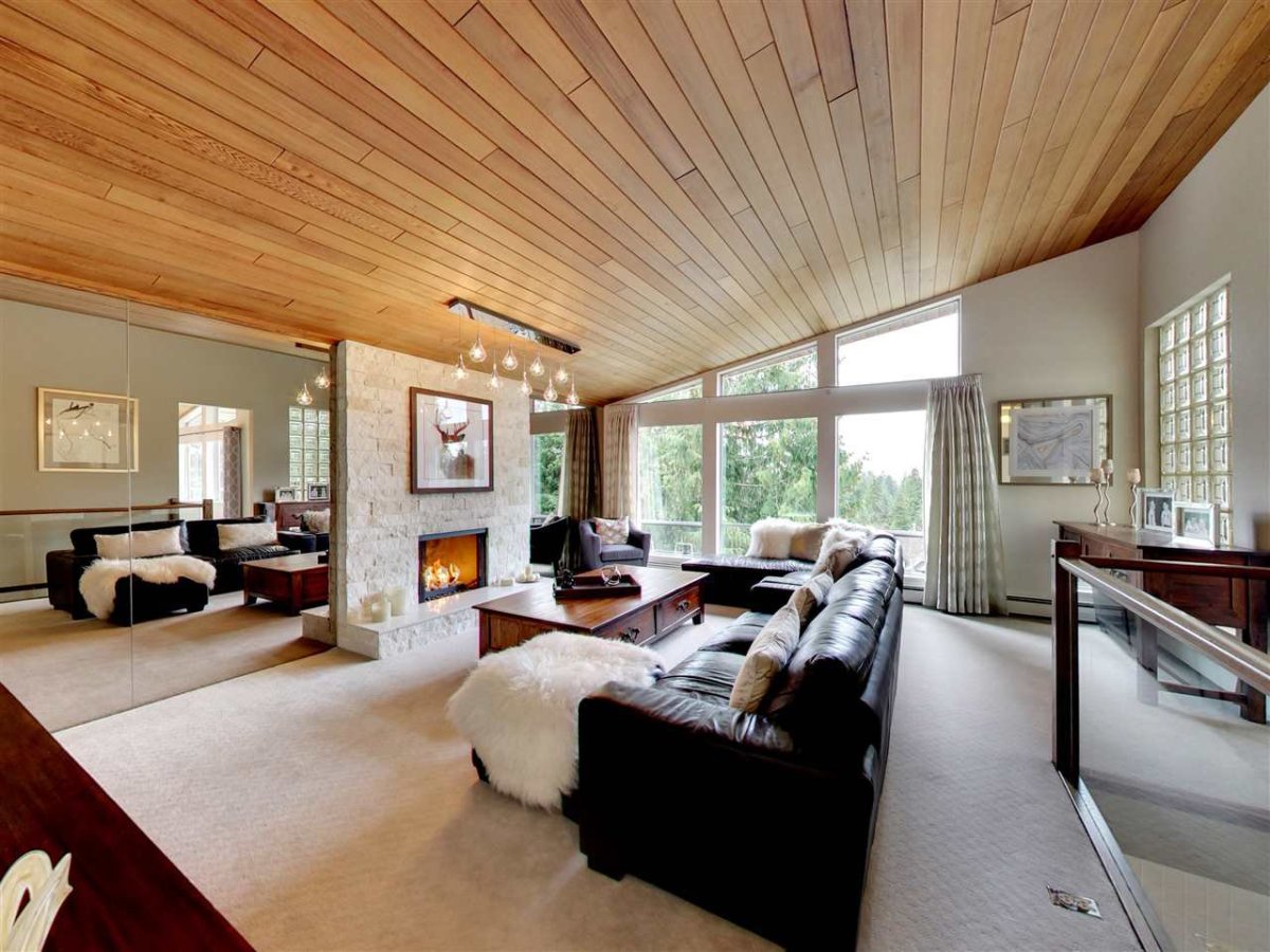 Интерьер потолка в каркасном доме