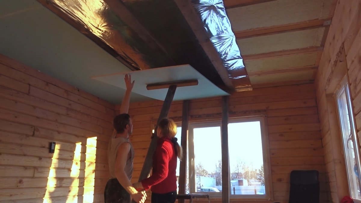 Черновой потолок в каркасном доме