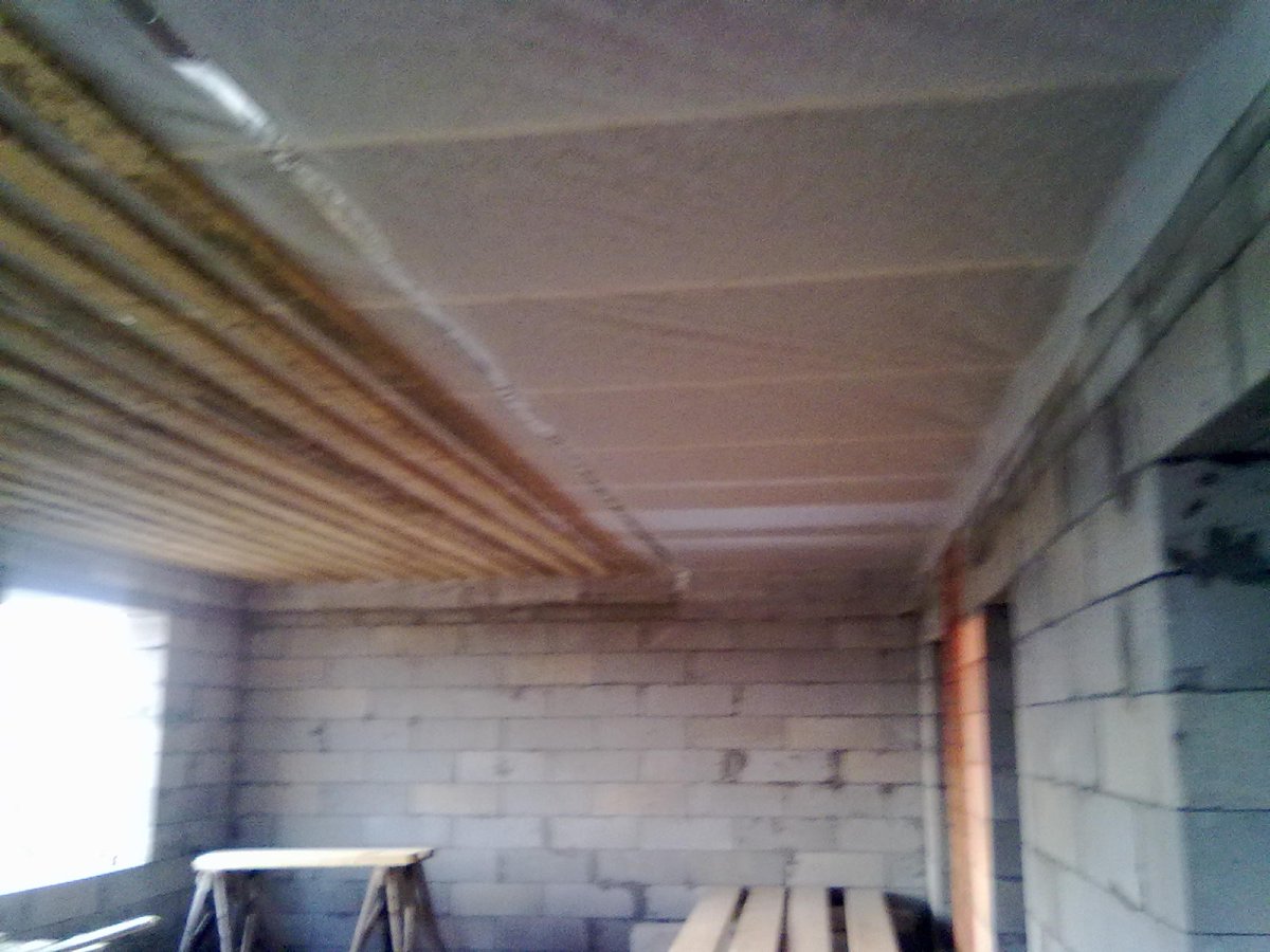 Подшивка потолка доской в частном доме