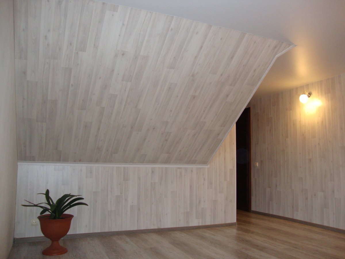 Отделка стен мансарды ламинатом