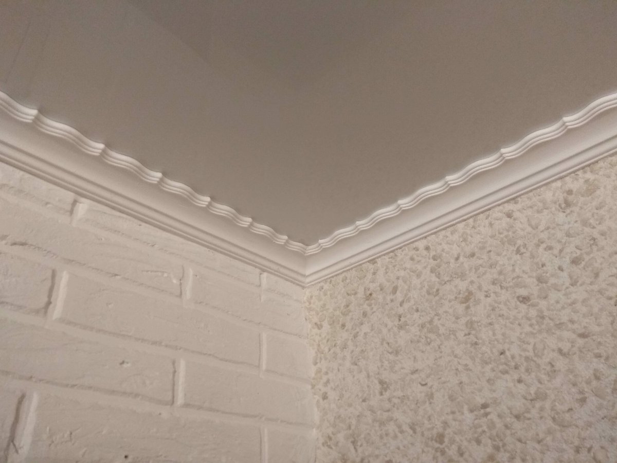Вместо плинтуса на потолок