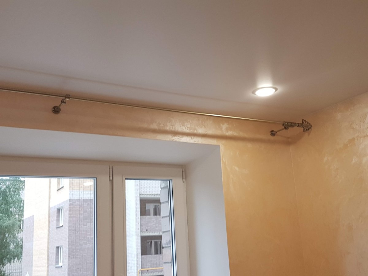 Потолочный карниз от стены до стены