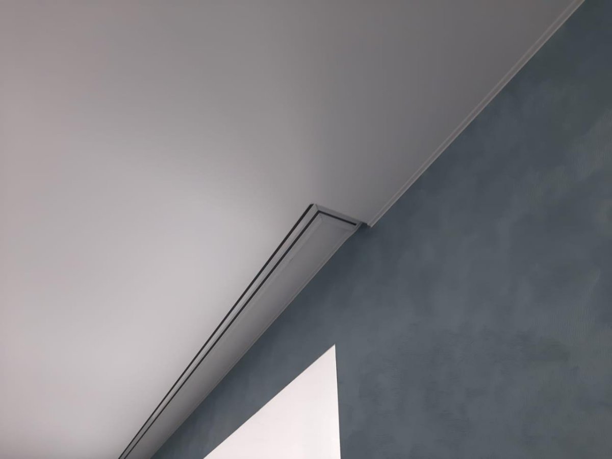 алюминиевый карниз для штор под натяжной потолок