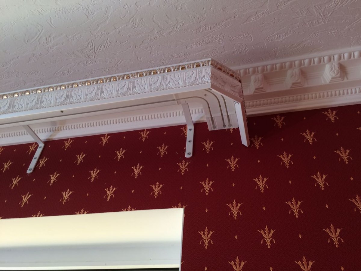 Потолочный карниз на стену