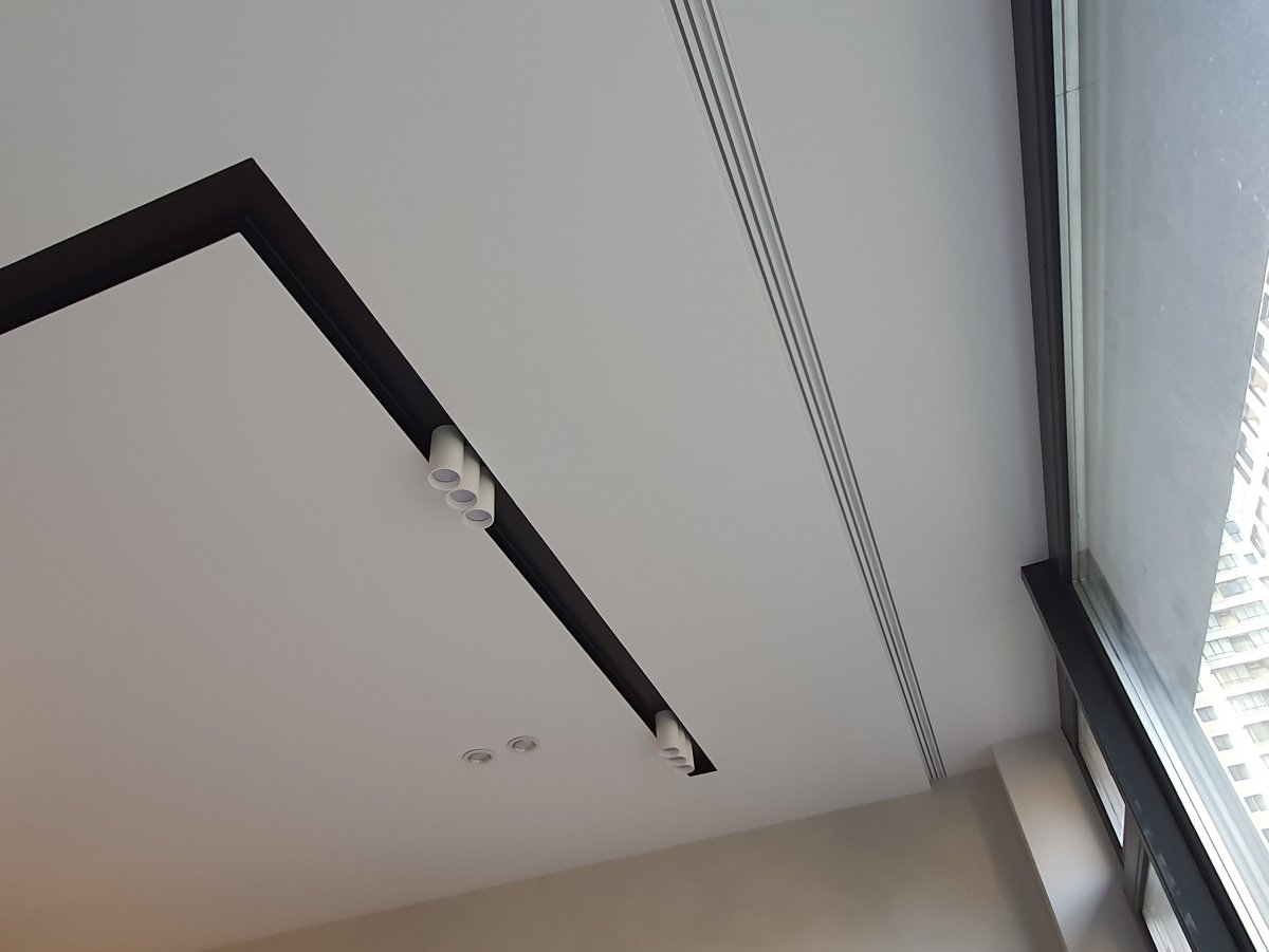 Встраиваемый карниз в натяжных потолках