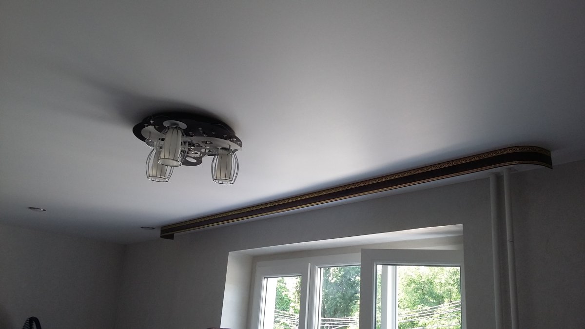 Натяжные потолки с карнизом на потолке