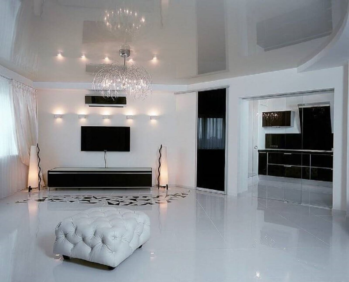 Глянцевый белый потолок в квартире