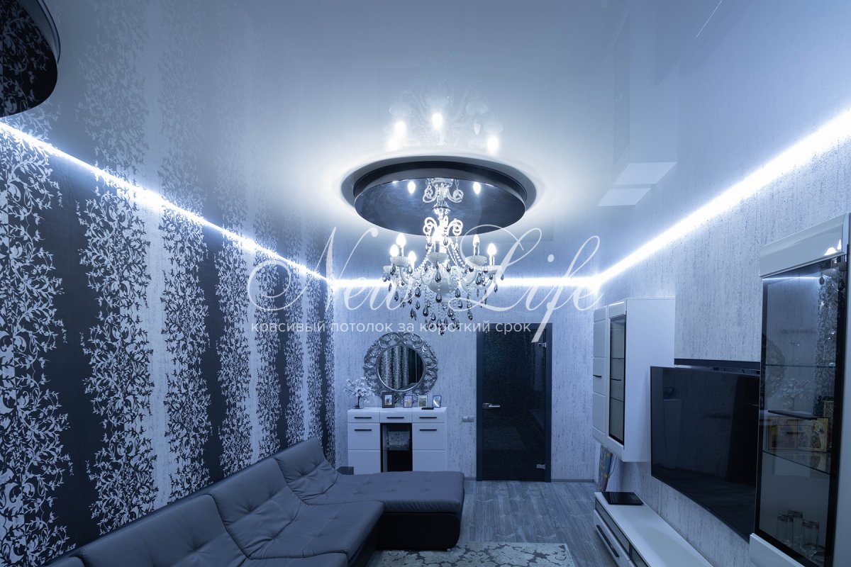 Черный глянцевый потолок с подсветкой