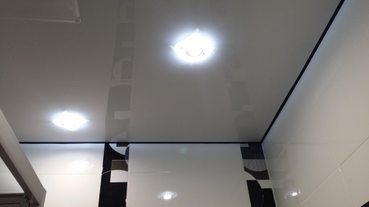 Натяжной потолок с черной вставкой