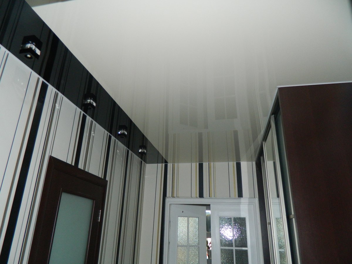 Глянцевый натяжной потолок в коридоре