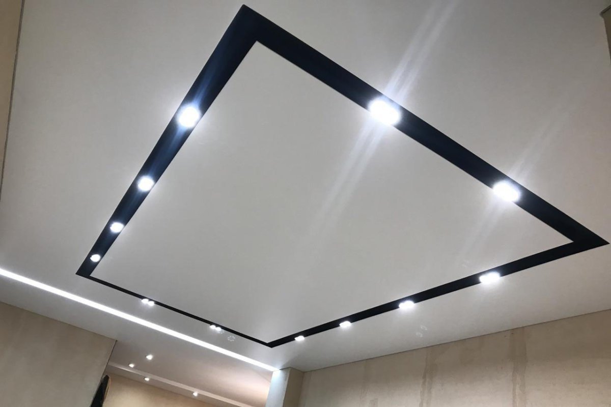 Натяжные потолки с черными нишами