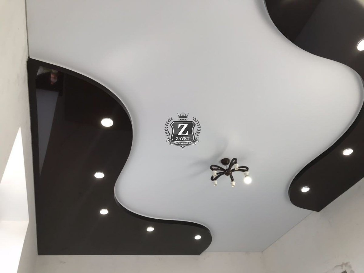 Черно белый потолок