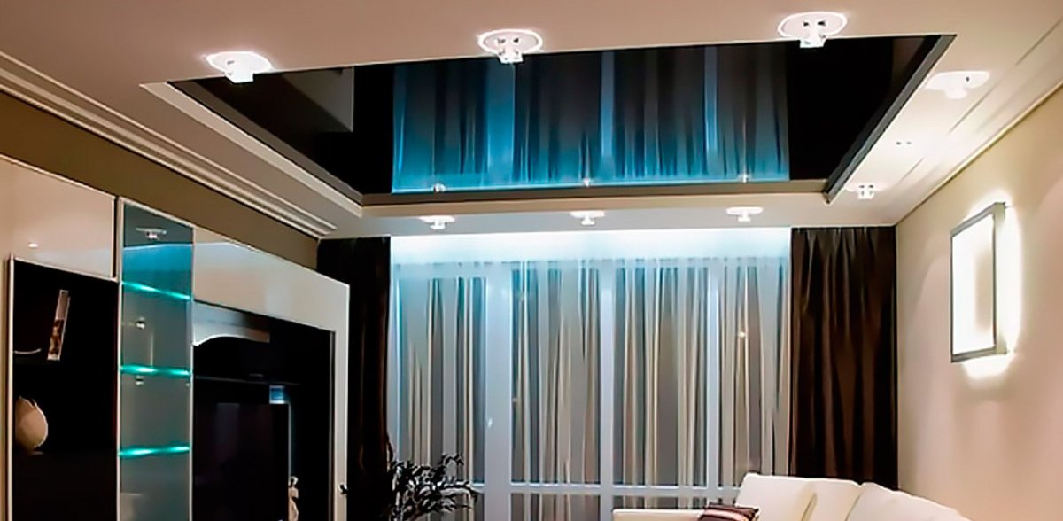 Натяжные потолки в прямоугольной гостиной