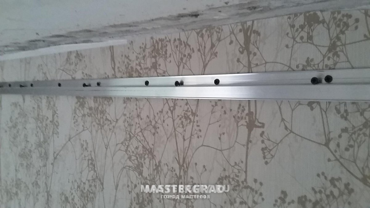 Чем крепить багет для натяжных потолков к бетону