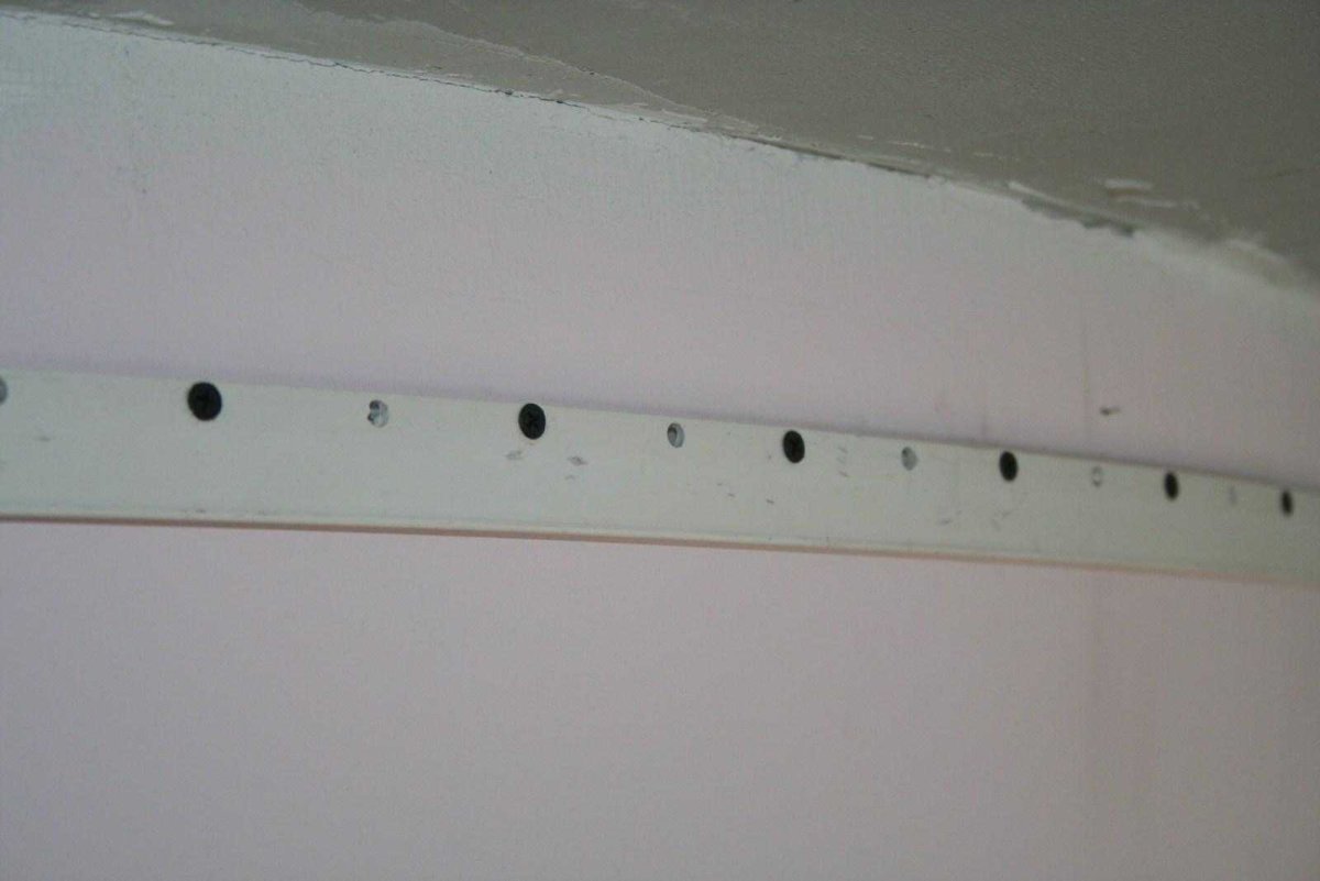 Монтаж багета для натяжного потолка