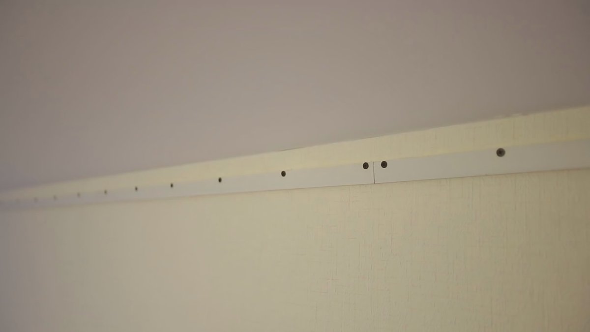 Потолочный плинтус на саморезах