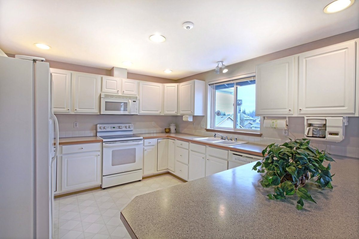 Бежевая кухня с окном