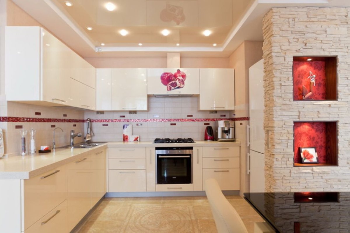 Натяжной потолок на кухне