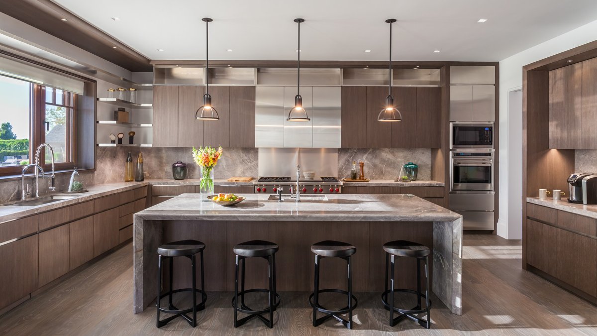 Коричневый натяжной потолок на кухне